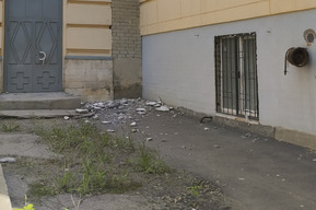 «Так ведь и на голову кому-нибудь прилететь может»: в Саратове осыпается один из корпусов СГУ