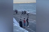 На набережной мужчина угрожал подросткам-самокатчикам и побил прохожего, который за них заступился