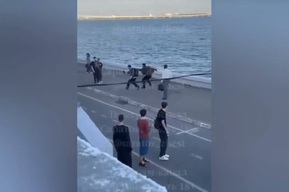 На набережной мужчина угрожал подросткам-самокатчикам и побил прохожего, который за них заступился