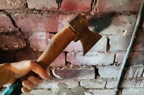 Во время майских праздников полицейским пришлось разбираться «в семейных баталиях» с использованием топора