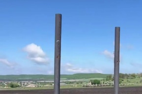 «Провисела три дня»: в саратовском селе вновь украли табличку с надписью «Лох»