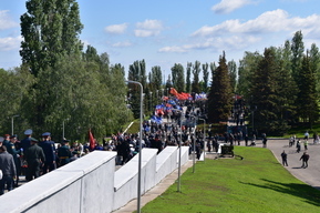 Тысячи саратовцев пришли на Соколову гору, чтобы отпраздновать День Победы (Фоторепортаж)