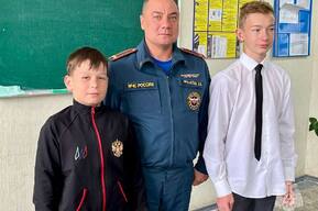 «Тушили мокрыми футболками и пакетами с водой»: подростки спасли дома от природного пожара