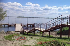 Во втором по площади городе России уже два года не могут достроить небольшой причал: теплоходы проходят мимо, жители готовят коллективную жалобу