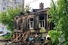 Ночью в Саратове полыхал расселённый дом: огонь распространился почти на 100 квадратных метров