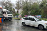 Столкновение грузовика и легковушки парализовало движение на одной из центральных улиц 