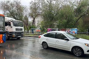 Столкновение грузовика и легковушки парализовало движение на одной из центральных улиц 