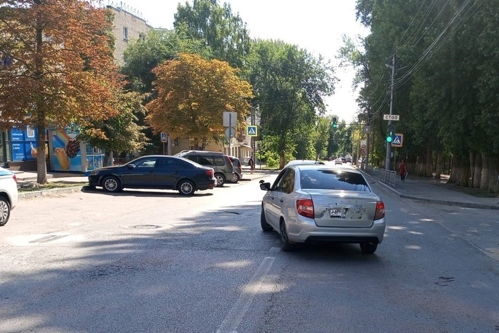 Полицейские разыскивают очевидцев аварии на улице Шелковичная, в которой пострадала пенсионерка