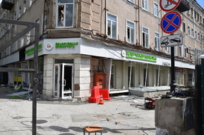 У сгоревшей 3,5 года назад гостиницы «Россия» на проспекте Столыпина начались работы. Фото