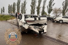 Водитель иномарки врезался в две машины и попал в больницу