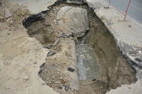 Чтобы не перекапывать улицу в центре Саратова и отремонтировать аварийный водопровод, коммунальщики устроят санацию