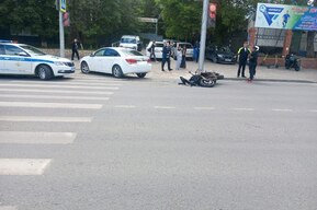 Молодая женщина на мотоцикле попала в ДТП на перекрестке