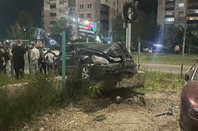 После столкновения с «Грантой» Mercedes протаранил забор: есть пострадавшие