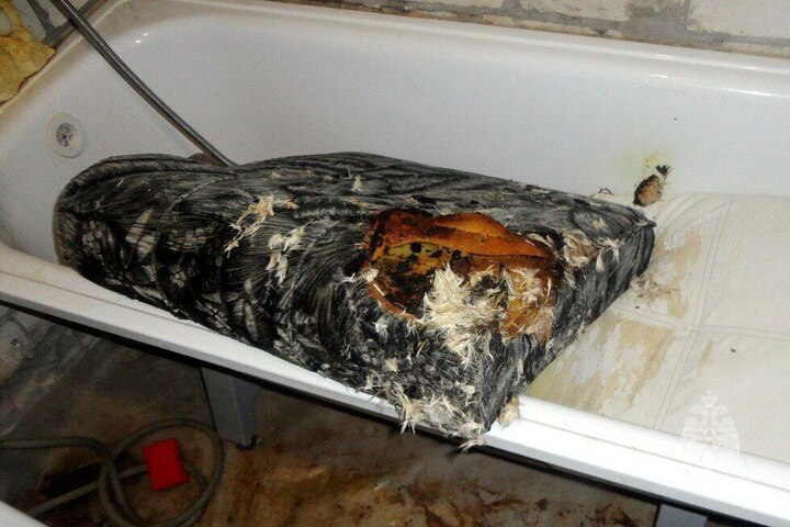 Мужчина заснул с сигаретой в руке и спалил диванные подушки