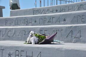 Вендинговые автоматы у «Журавлей» и замазанные названия городов: градозащитник рассказал о последствиях ремонта монумента