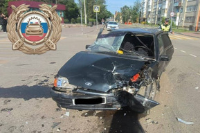 В Аткарске столкнулись иномарка и отечественная легковушка: в больнице один из водителей и его 15-летний пассажир
