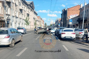В центре города столкнулись четыре иномарки. Одна перевернулась