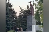 Полицейские изучают видео, на котором запечатлены неизвестные у Вечного огня в Пугачеве