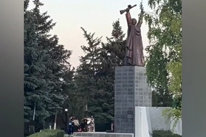 Полицейские изучают видео, на котором запечатлены неизвестные у Вечного огня в Пугачеве