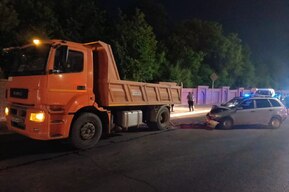 В Саратове рядом с кладбищем легковушка въехала в «КамАЗ»