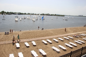 Бесплатное мороженое и танцы: в Затоне открылся новый пляж (фото)