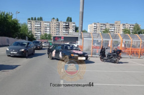 На парковке у «Оранжевого» столкнулись ВАЗ и скутер: есть пострадавшая