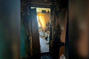 Пожарные спасли мужчину, который оказался заблокирован в горящем общежитии