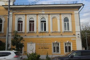 В областном центре будут чинить старинный дом (но не его треснувшую стену)