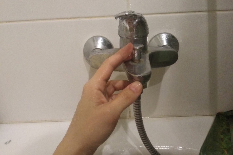 Одна часть горожан осталась без холодной, другая — без горячей воды