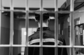 Ссора у подъезда закончилась для одного мужчины смертью, а для другого — колонией строгого режима