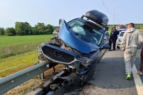 Водитель насадил машину на ограждение: фото поделился глава района