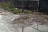В Кировском районе несколько дней бьёт коммунальный фонтан: специалисты обещают устранить его в «ближайшее время»