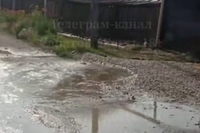В Кировском районе несколько дней бьёт коммунальный фонтан: специалисты обещают устранить его в «ближайшее время»