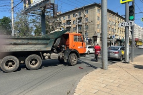 ДТП на улице Московская: такси и КамАЗ перегородили движение