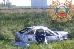 Под Балаково опрокинулась легковушка: три человека пострадали