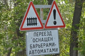 На железнодорожном переезде легковушка выехала перед поездом: есть пострадавший