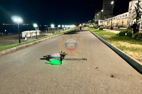 У летнего кинотеатра на набережной девушка на электросамокате сбила ребёнка 