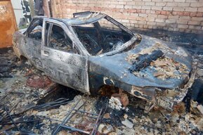 В Поливановке вспыхнул автомобиль в гараже: огонь перекинулся на частный дом