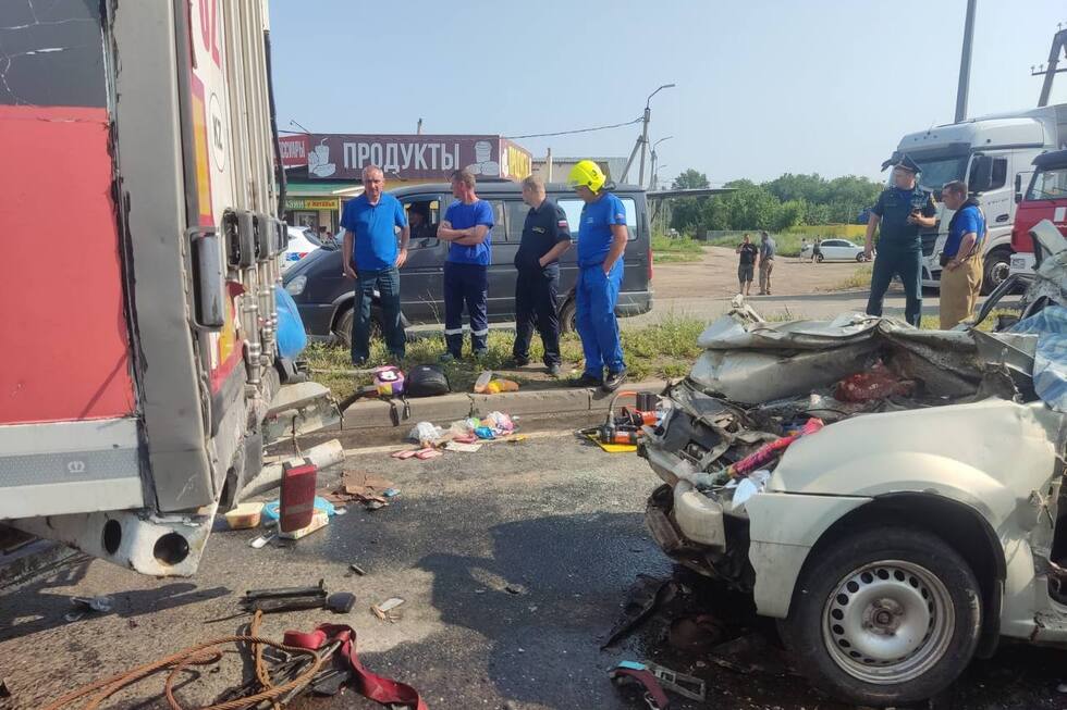 Массовое ДТП под Сызранью: Renault с саратовскими номерами оказался зажат между двумя большегрузами, погибли четыре человека