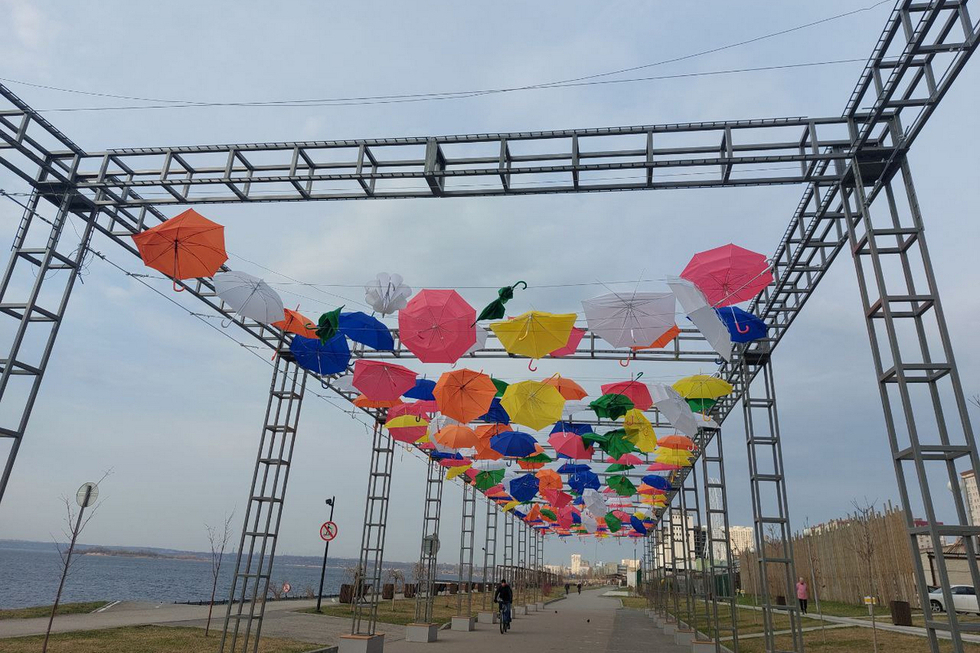 Достать зонты. Вместо нового туристического объекта за 12 миллионов Саратов получил скандал и судебное разбирательство