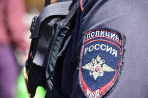 Полицейские устанавливают участников драки на проспекте Столыпина 