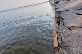 Саратовские дети играют и купаются на дырявой и разрушающейся набережной (фото)