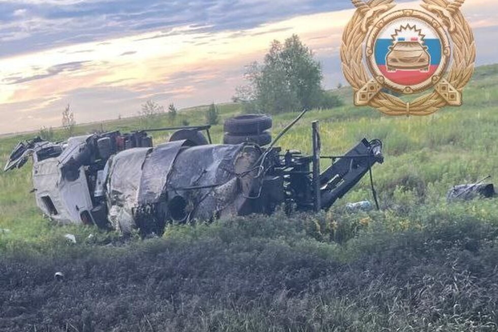 В Аткарском районе перевернулся битумовоз: двое в больнице
