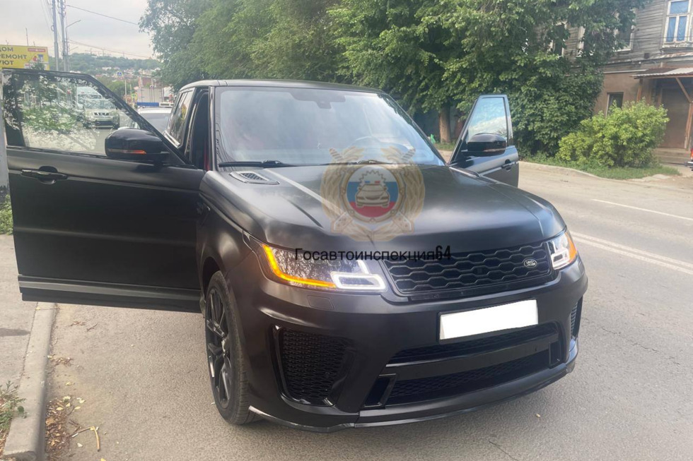 В Саратове задержали молодого человека на Land Rover с подложными номерами. Теперь его могут лишить прав