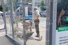 «Скорая помощь» приехала за женщиной на остановку