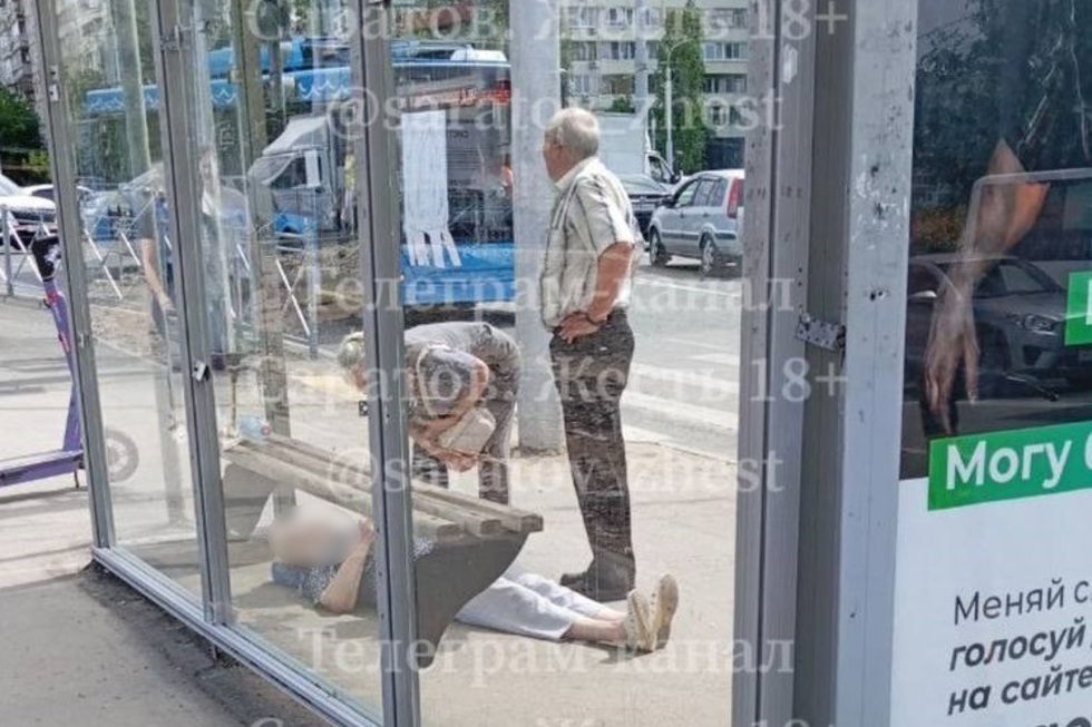 «Скорая помощь» приехала за женщиной на остановку