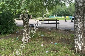 «Валяется мусор, а из трубы месяцами льется вода»: в Саратове жалуются на ужасное состояние сквера