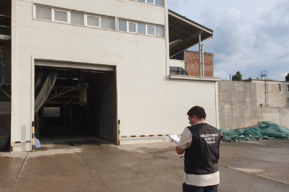 ЧП на предприятии в Саратове: во время загрузки бетонные столбы упали на водителя грузовика