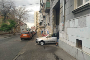 В Саратове самокатчик попал в больницу после столкновения с «Грантой»