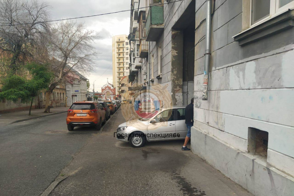 В Саратове самокатчик попал в больницу после столкновения с «Грантой»